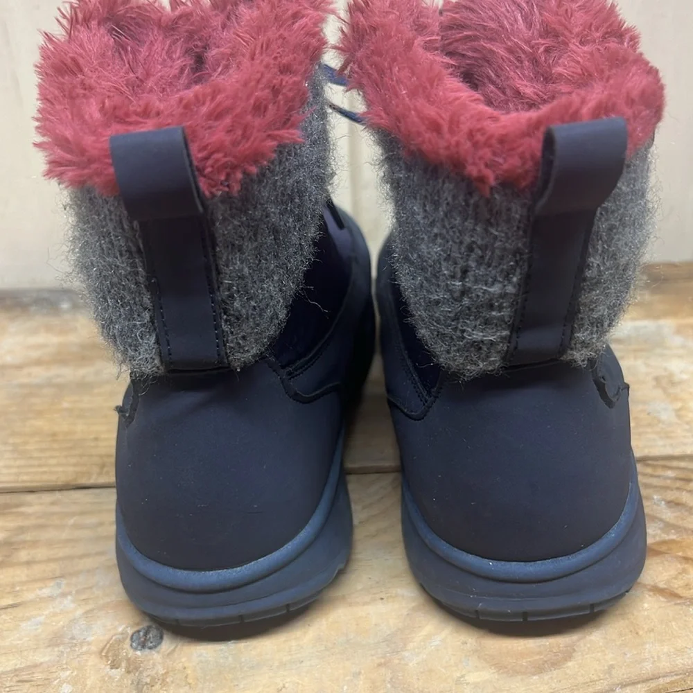 Cat and Jack girls winter/snow boot. In like new condition. Navy, gray & pink
